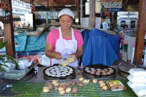Kannom Krok - sweet rice "pancakes" served with sweet corn, pumpkin or.... spring onion?