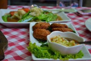 Stir fried vegetables and Thai fish cakes (Tod Mun Pla)